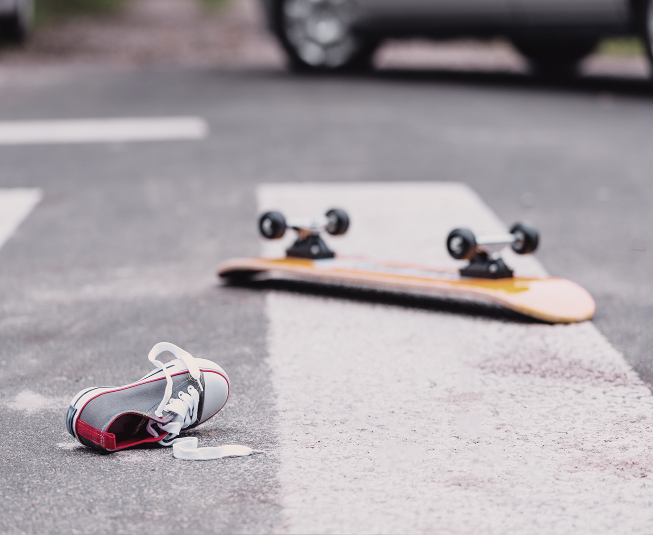 Absence de faute inexcusable de la victime qui s’élance en skate-board du haut d’une rue, sans égard pour la signalisation lumineuse ni le flux automobile perpendiculaire à son axe de progression