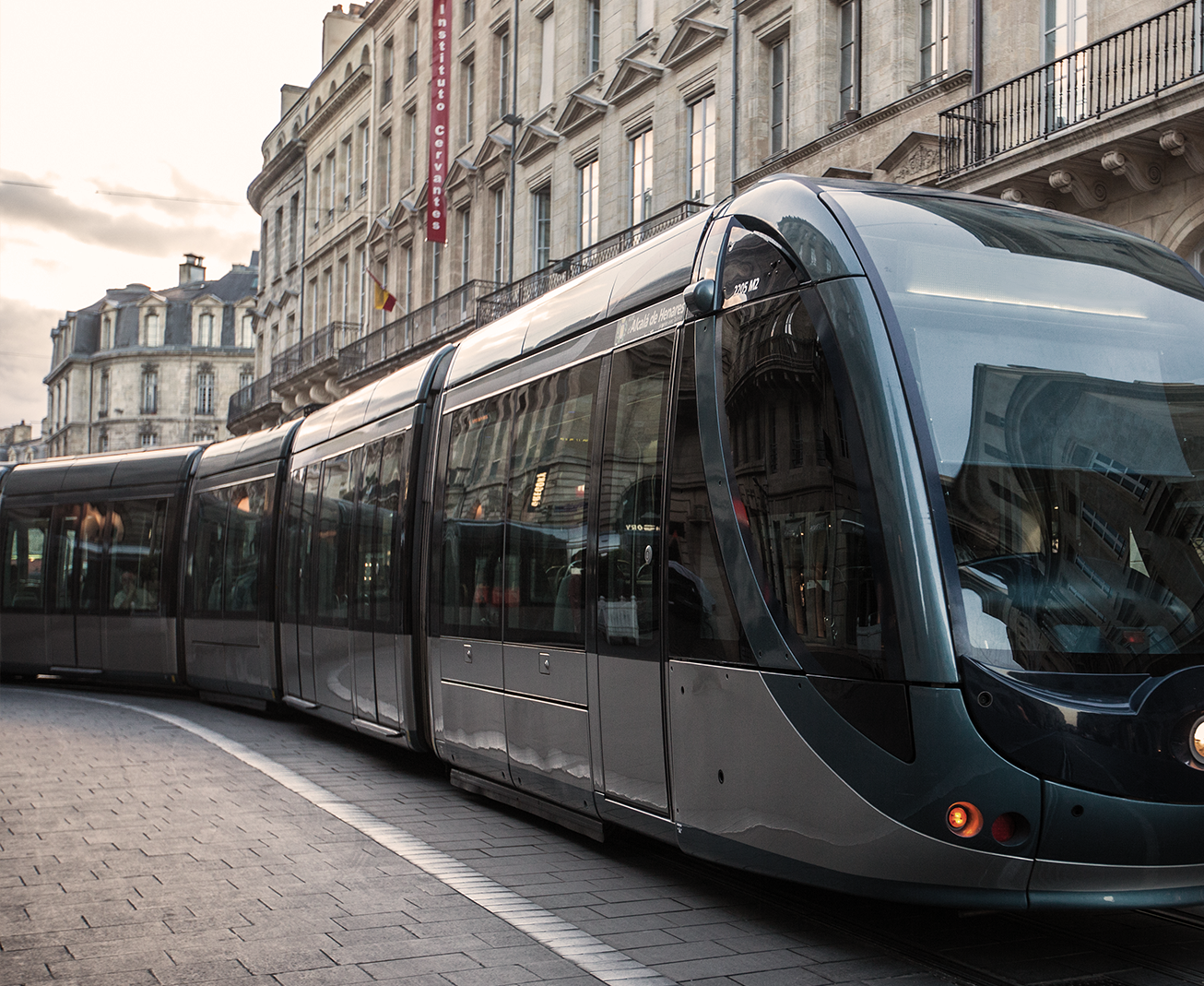 Piéton percuté par un tramway et application de la loi Badinter relative aux accidents de la circulation