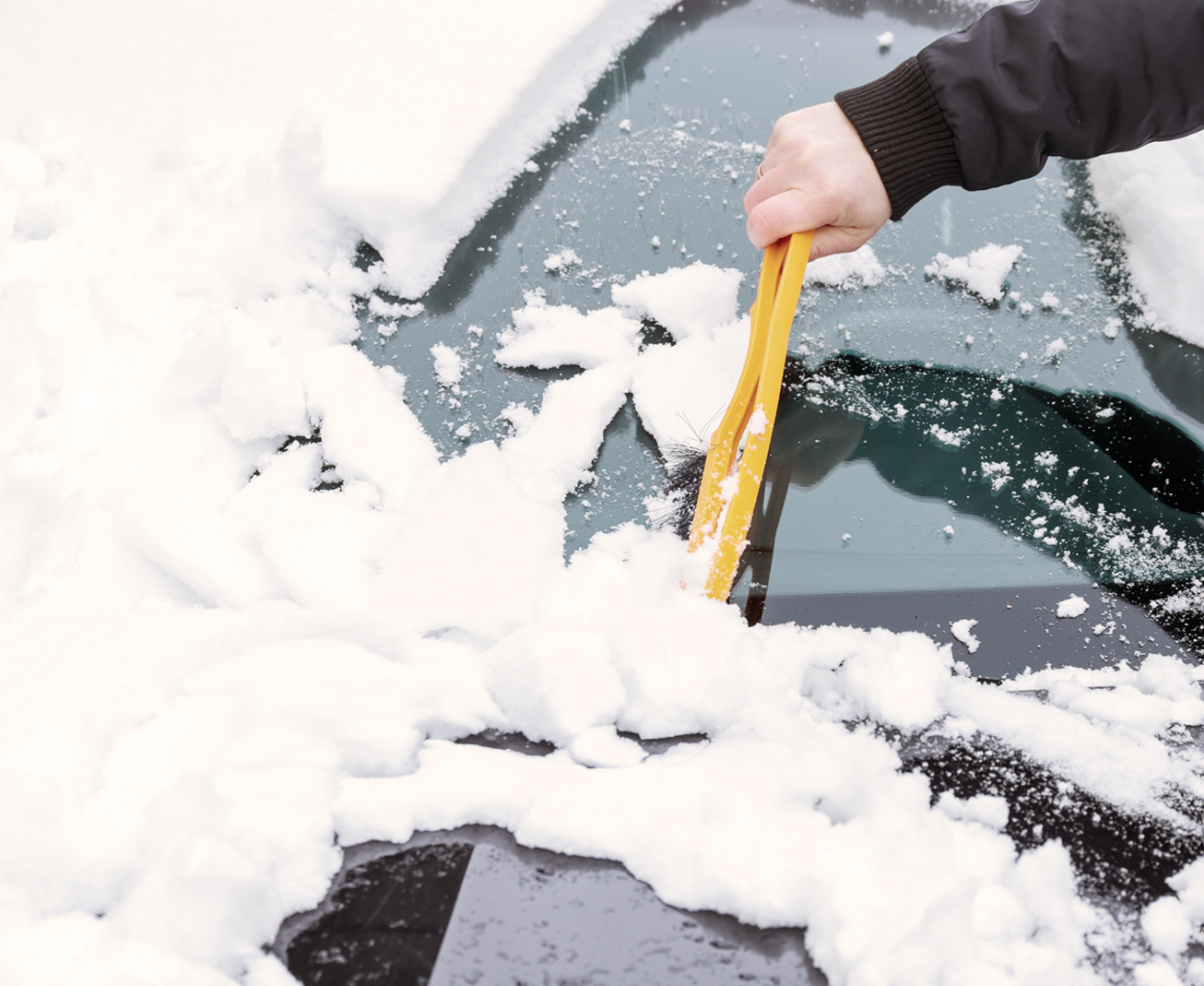 La chute d’un salarié pendant le déneigement et le dégagement de son véhicule pour se rendre au travail constitue un accident de trajet