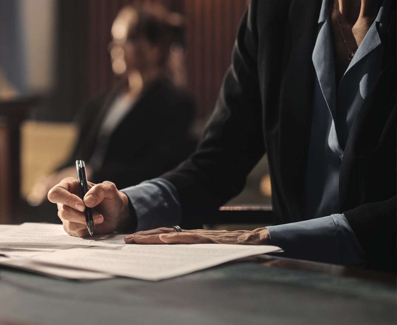 Une simple demande de renseignements de l'assureur automobile ne respectant pas le formalisme de l'article R.211-39 du Code des Assurances n'interrompt pas le cours des interets