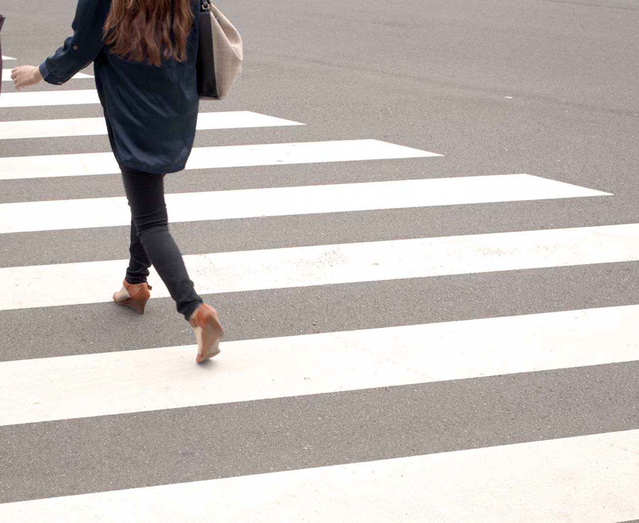 Le 25 novembre 1998 une jeune femme pieton a ete victime d un accident de la circulation impliquant un vehicule assure par la MACIF