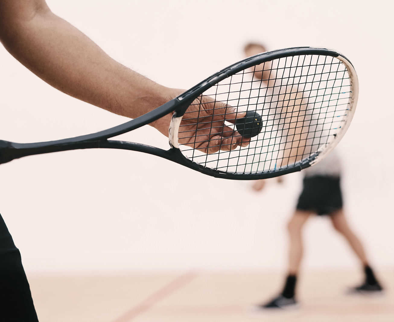 Accident au cours d’une partie de squash : responsabilité du joueur qui exerçait les pouvoirs d’usage, de contrôle et de direction sur la raquette et la balle
