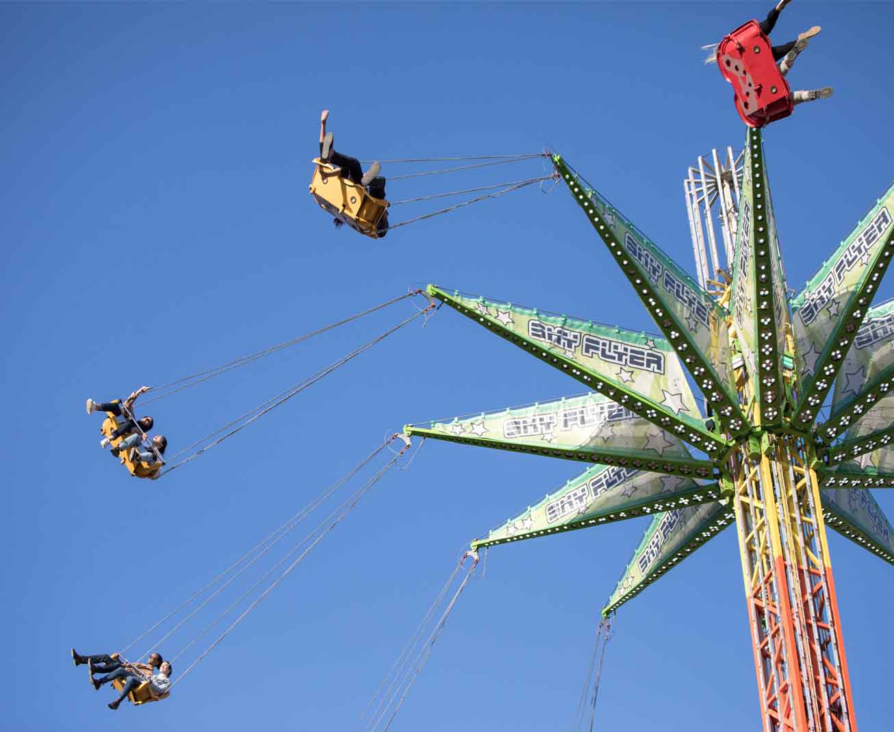 Rupture de l’élastique de la nacelle d’un manège forain et responsabilité du fait des produits défectueux